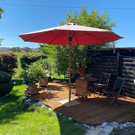 Mit Parkaehnlichem Garten Am Feldrand