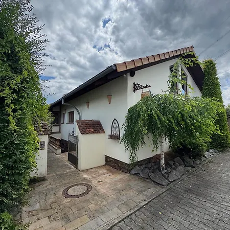 Nyaraló Mit Parkaehnlichem Garten Am Feldrand