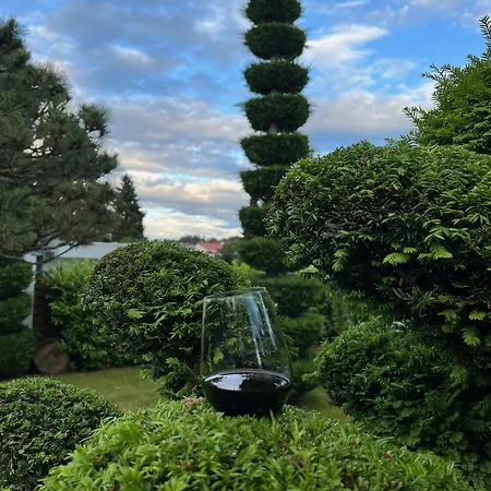 Nyaraló Mit Parkaehnlichem Garten Am Feldrand Grunkraut