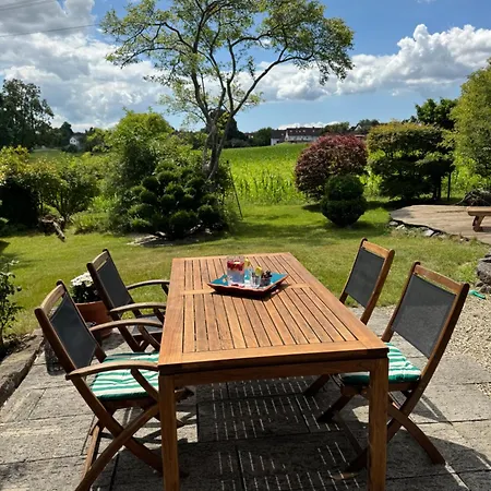 Mit Parkaehnlichem Garten Am Feldrand *