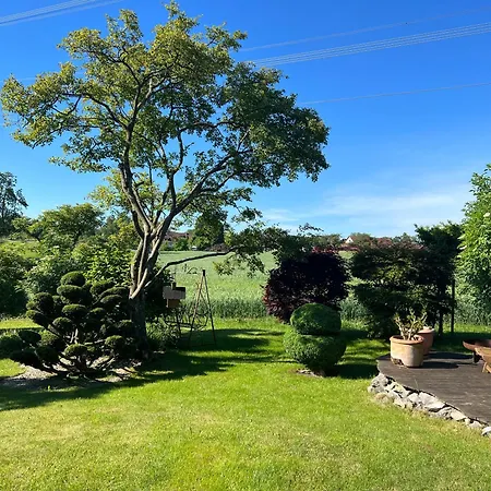 Nyaraló Mit Parkaehnlichem Garten Am Feldrand Grunkraut
