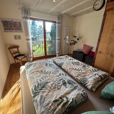 Nyaraló Mit Parkaehnlichem Garten Am Feldrand Grunkraut